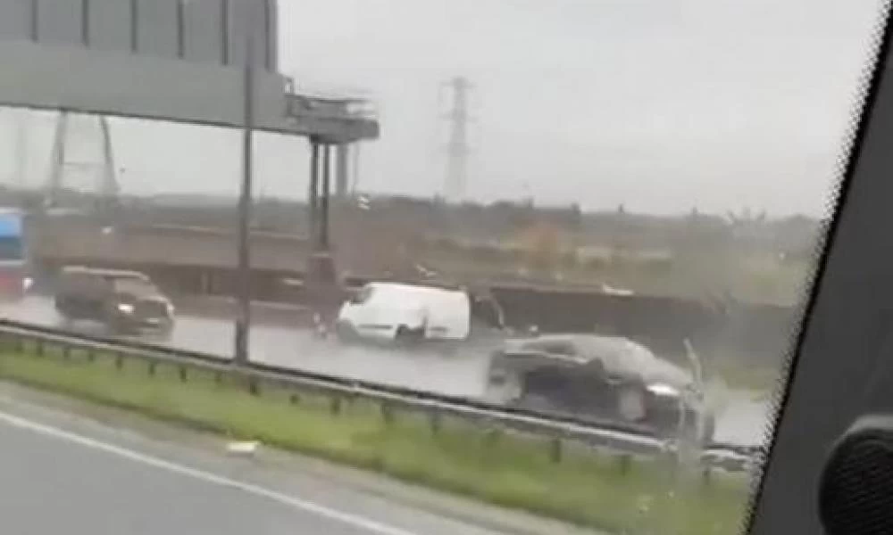 Του έκαναν νόημα να σταματήσει και πέρασε στο αντίθετο ρεύμα